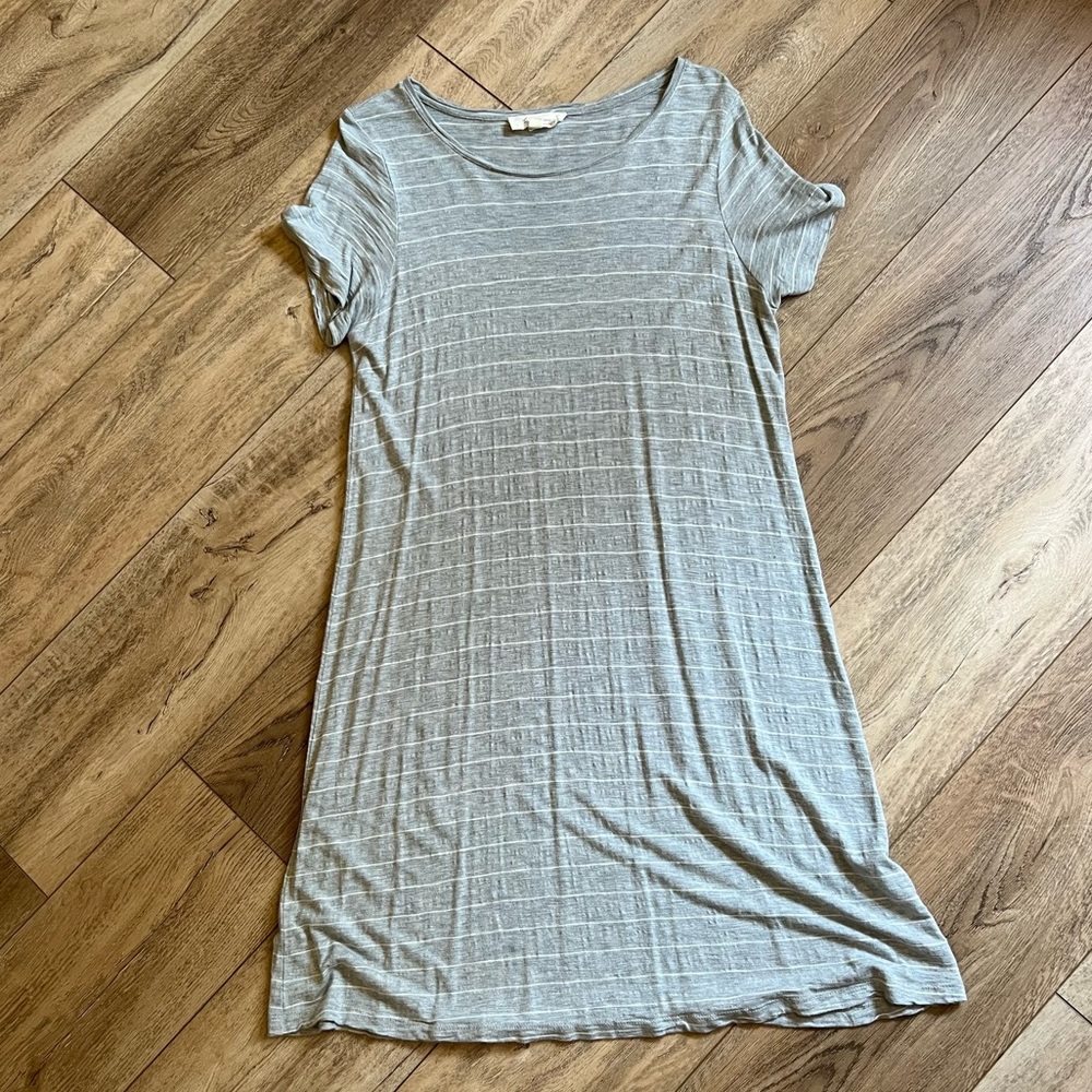 TWO BY VINCE CAMUTO GRAY & WHITE STRIPED CASUAL TEE SWING DRESS